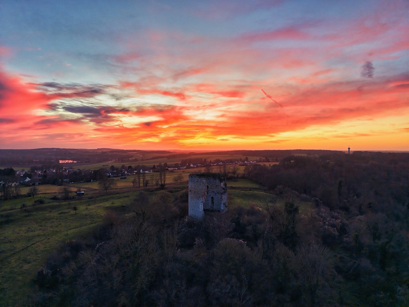 Église de Neaufles au coucher du soleil