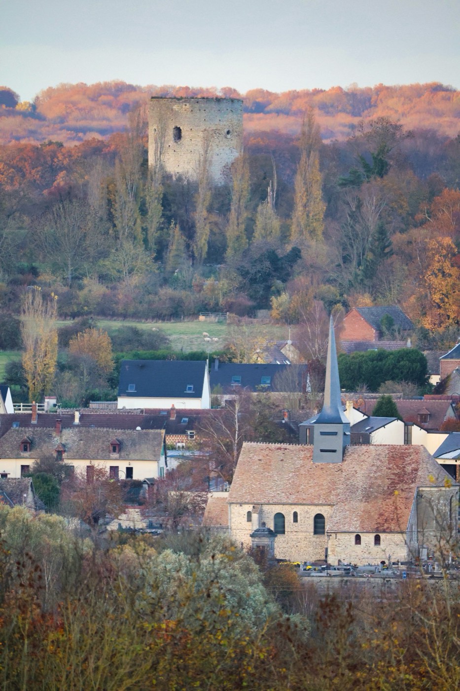 La Tour de Neaufles dans la brume